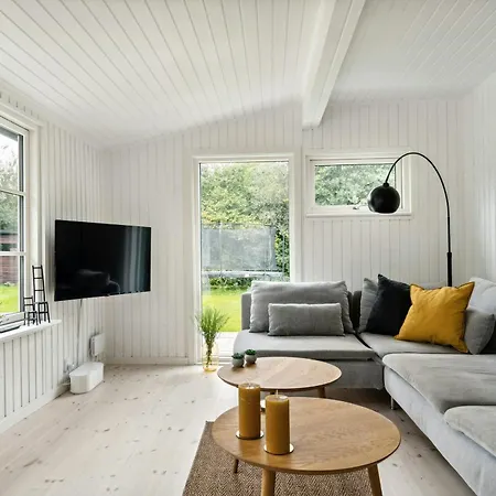 Bright And Classic House Near Hove Asnæs